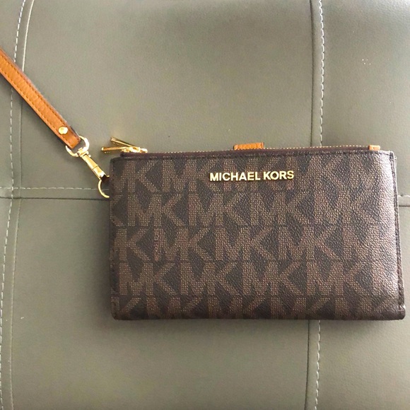 Michael Kors Handbags - Michaels Kors Wallet / Wristlet